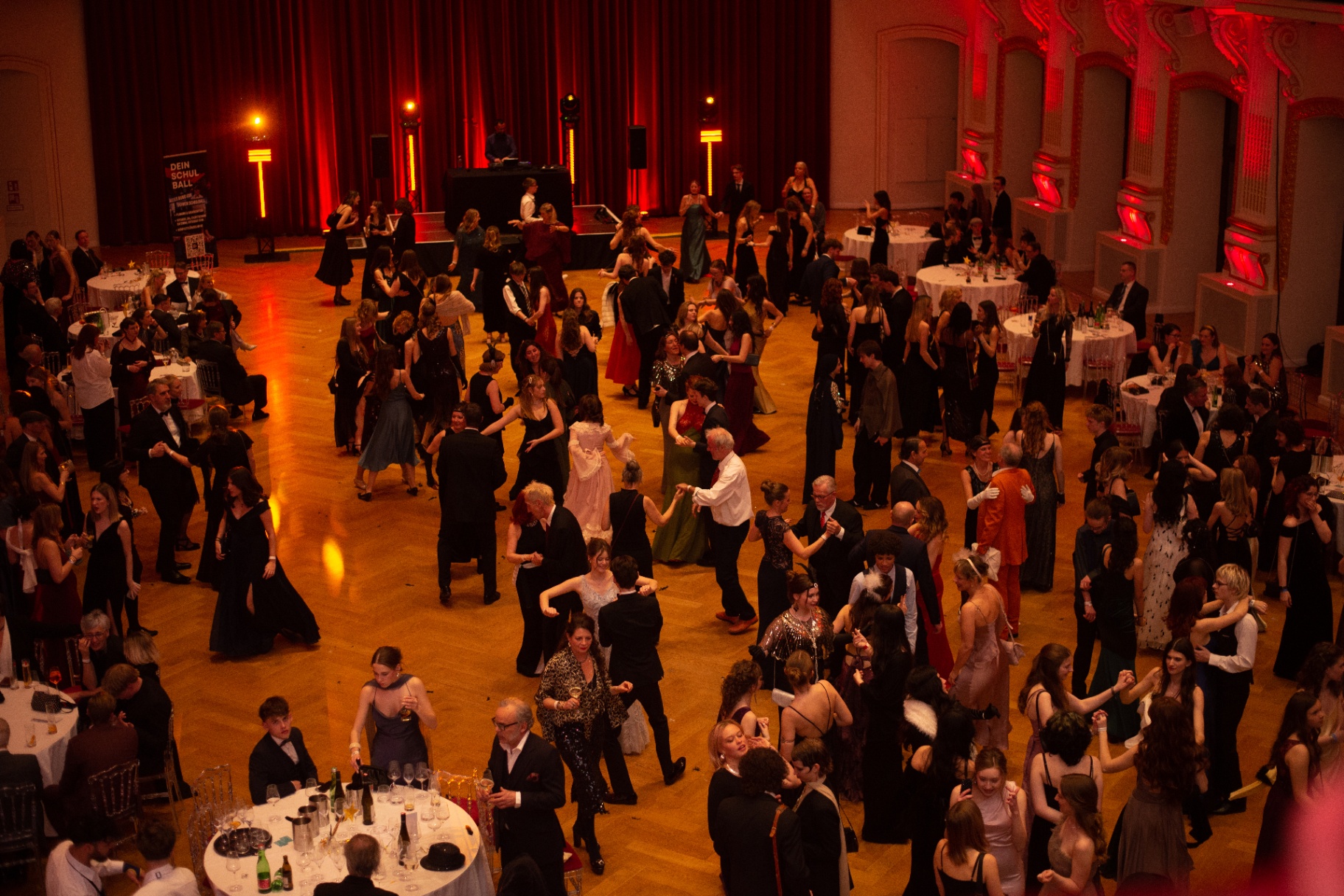 Ballsaal mit tanzenden Gästen